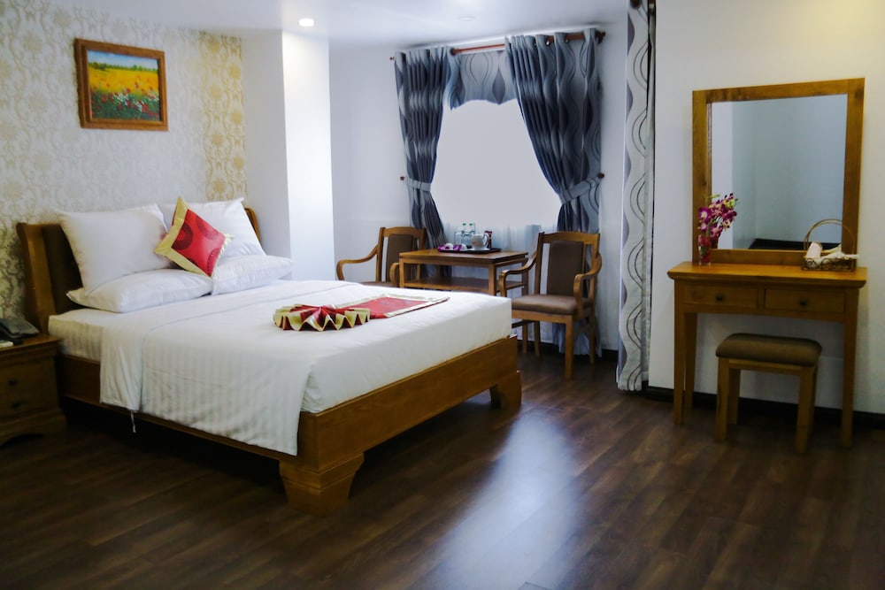 The Airport Hotel 12/47