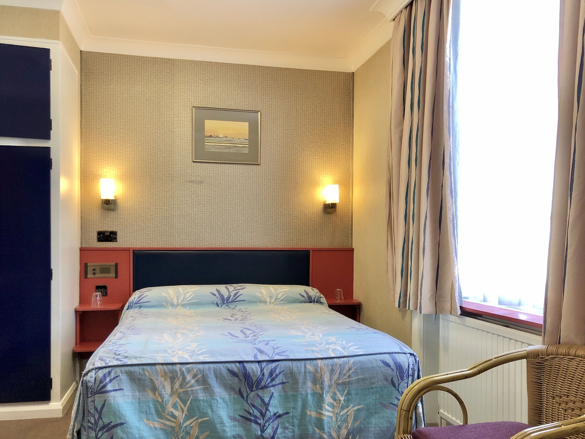 ADJOINING, FAMILY SUITE, SHARED BATHROOM