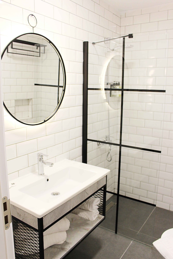 1 BEDROOM, DELUXE, DOUBLE OR TWIN BED