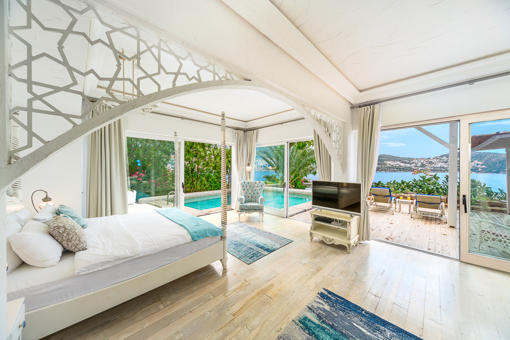 Signature, Pool, Suite