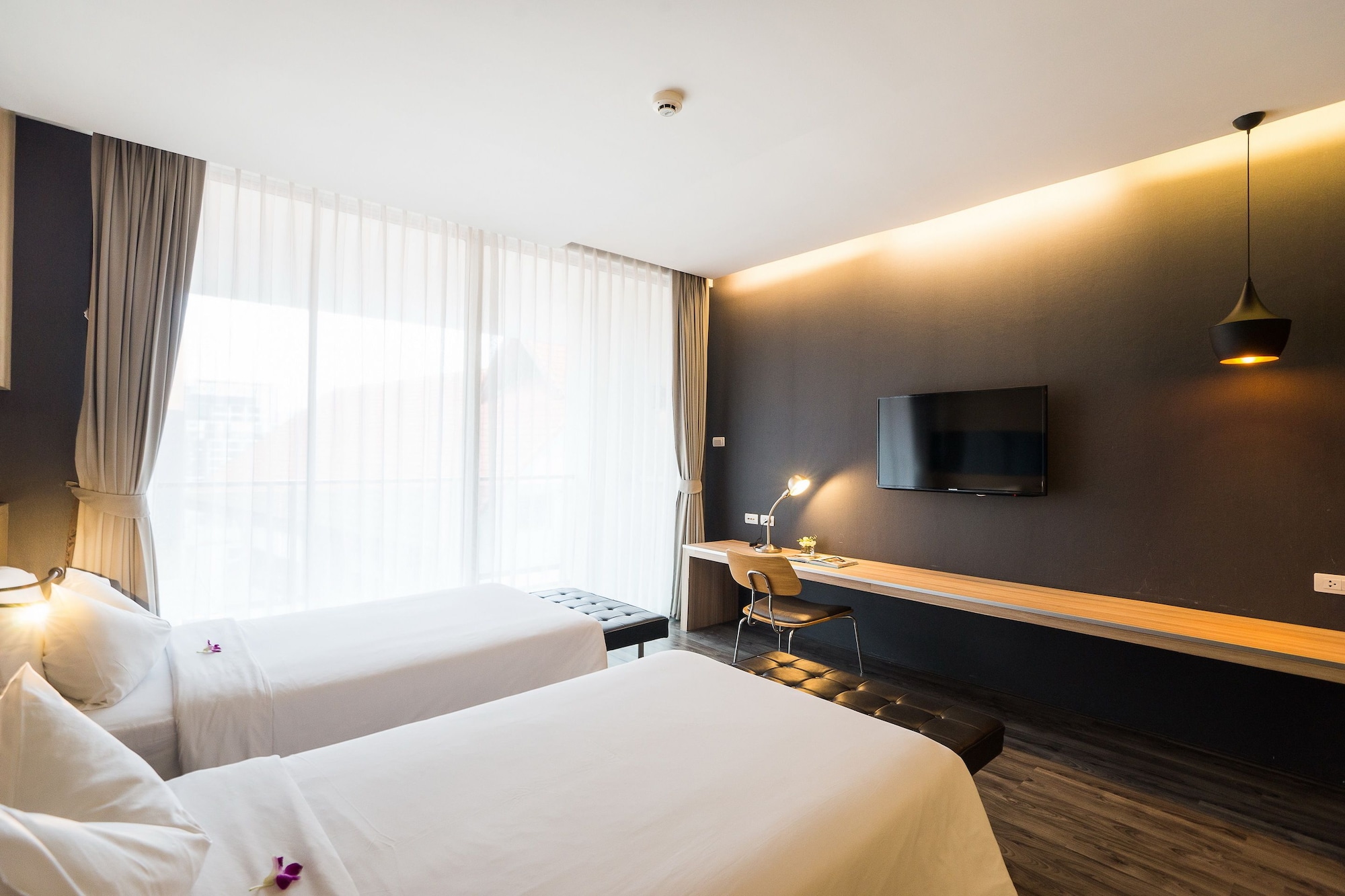 DELUXE ROOM