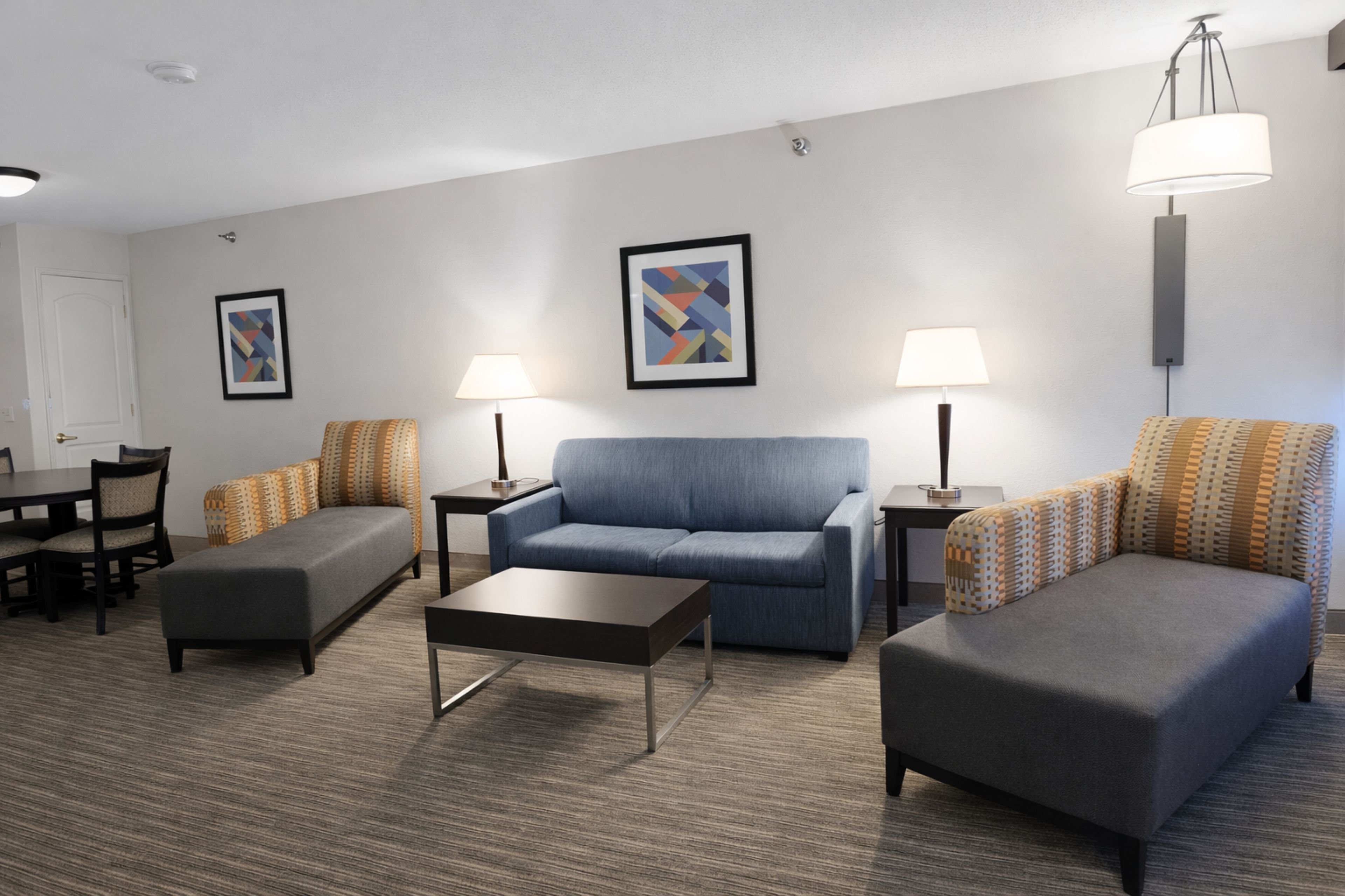 Holiday Inn Express Hotel Suites Winner 48/74