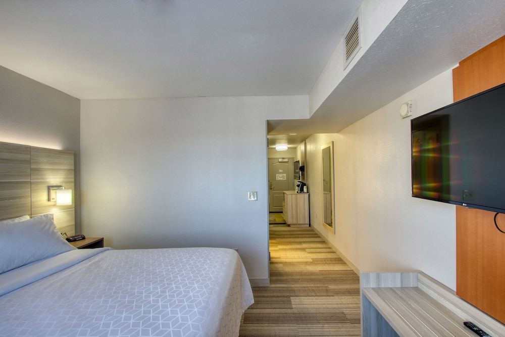 Holiday Inn Express Hotel And Suites Milwaukee Airport 28/74