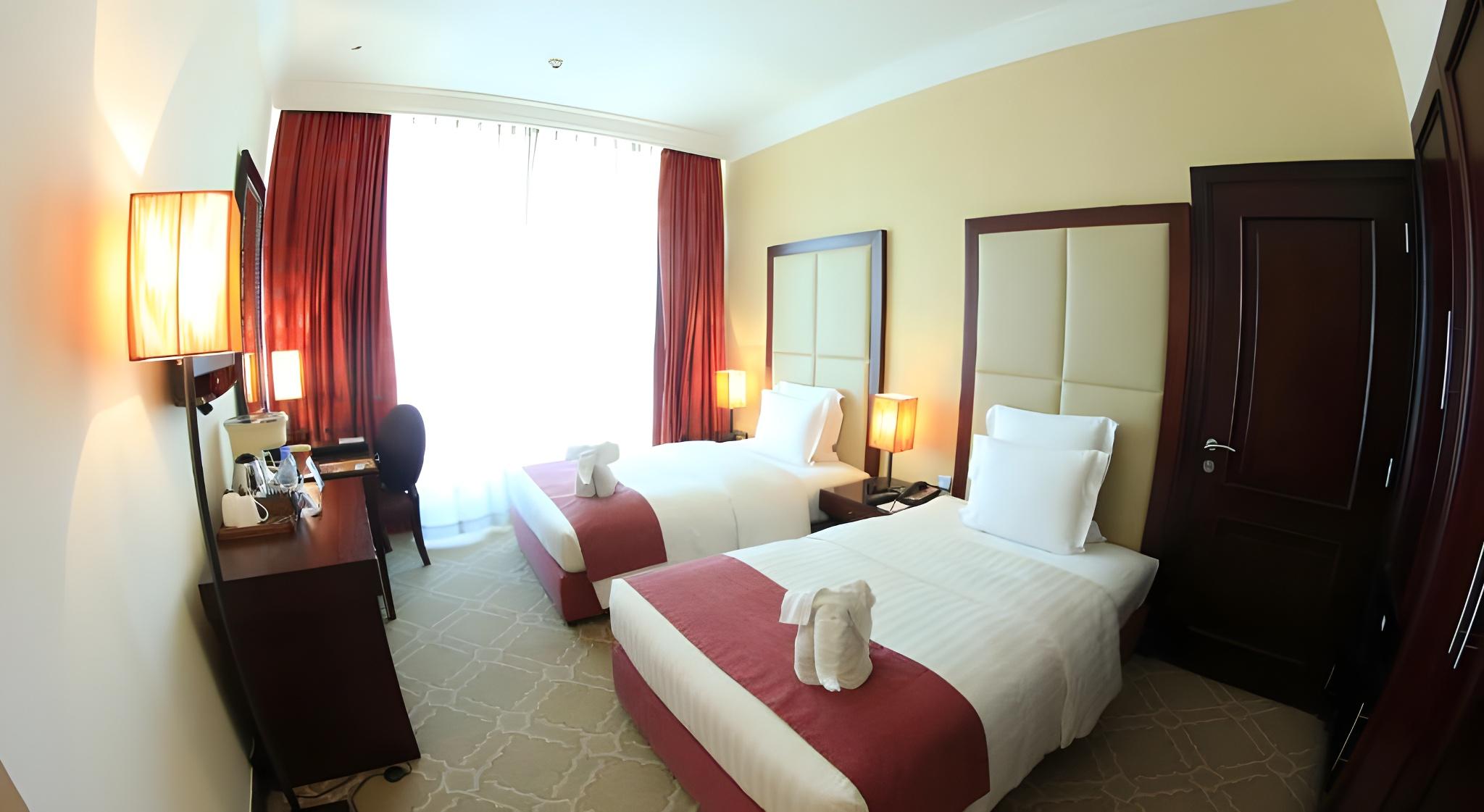 DELUXE, KING BED