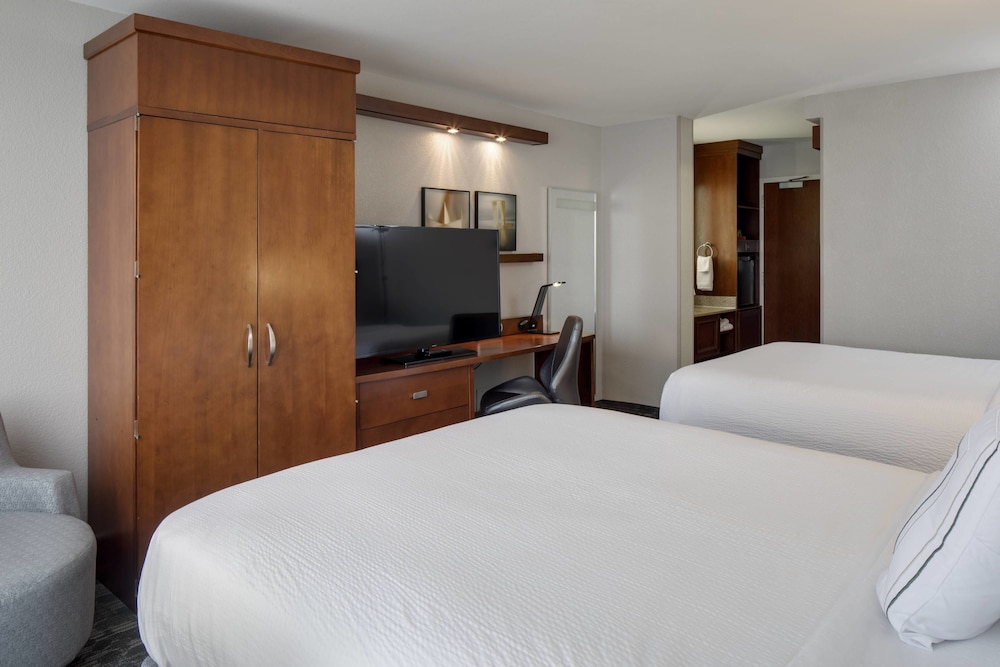 COURTYARD BY MARRIOTT LOGAN AIRPORT 14/49