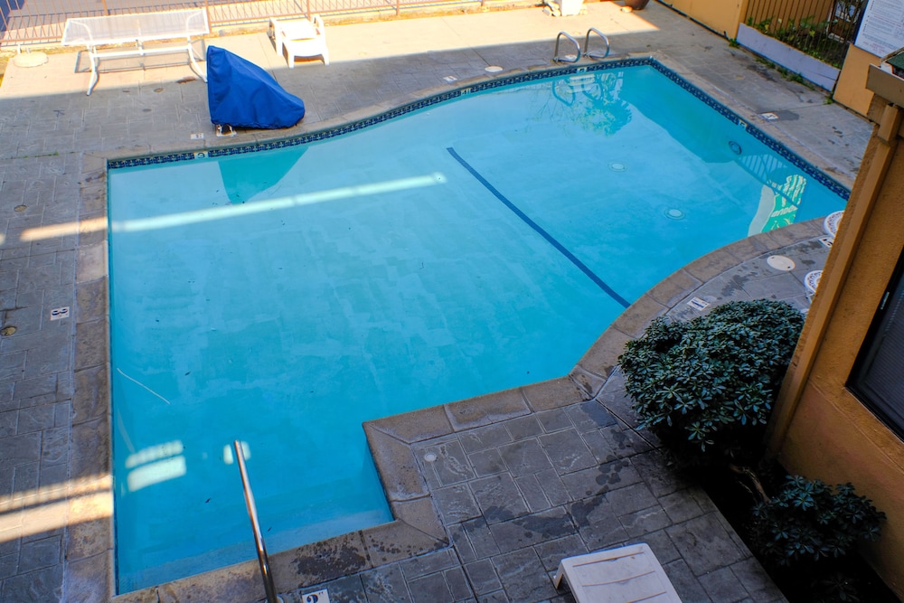 Budget Inn and Suites Stockton 43/55
