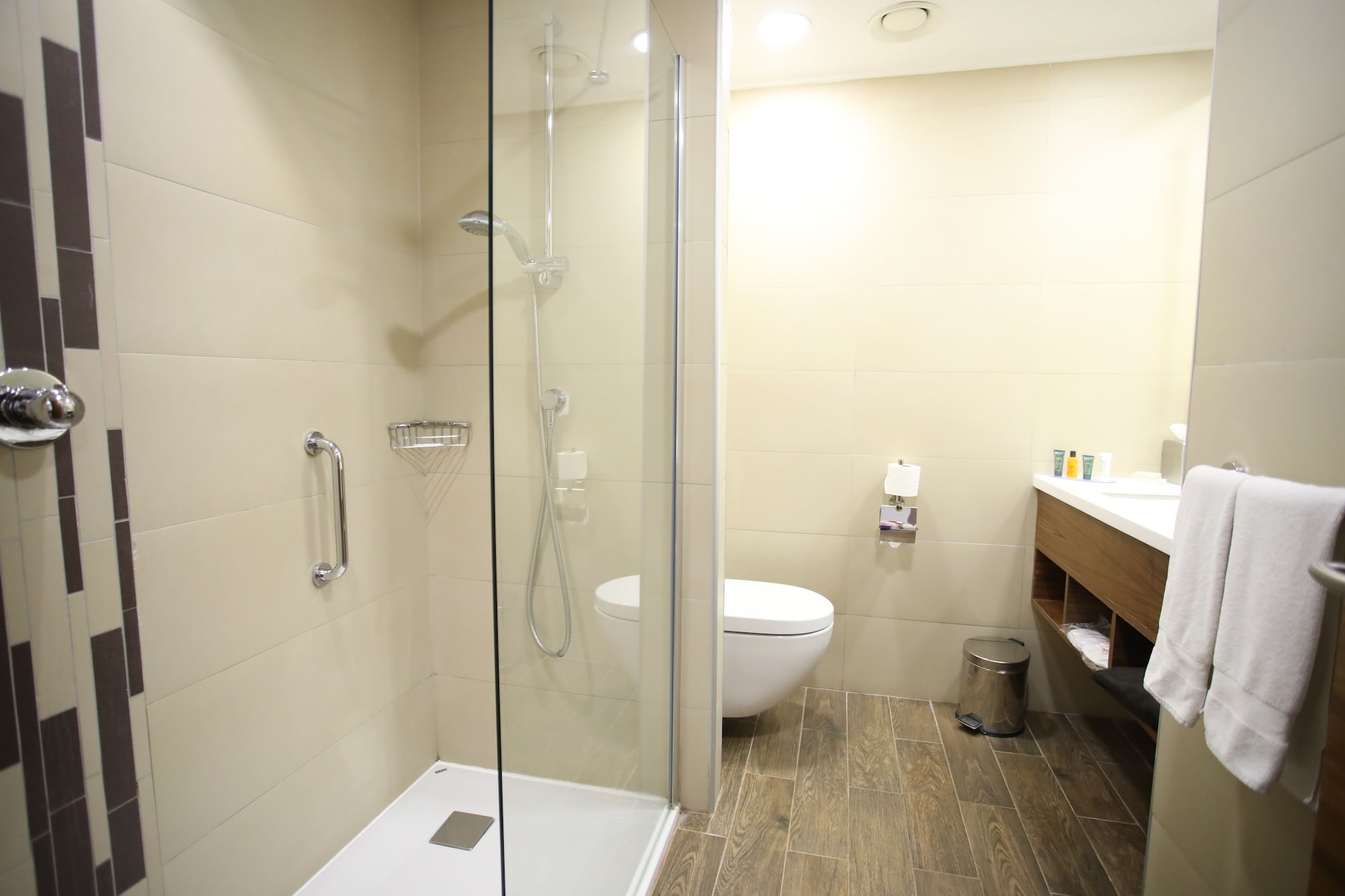 ROOM, QUEEN BED, ACCESSIBLE