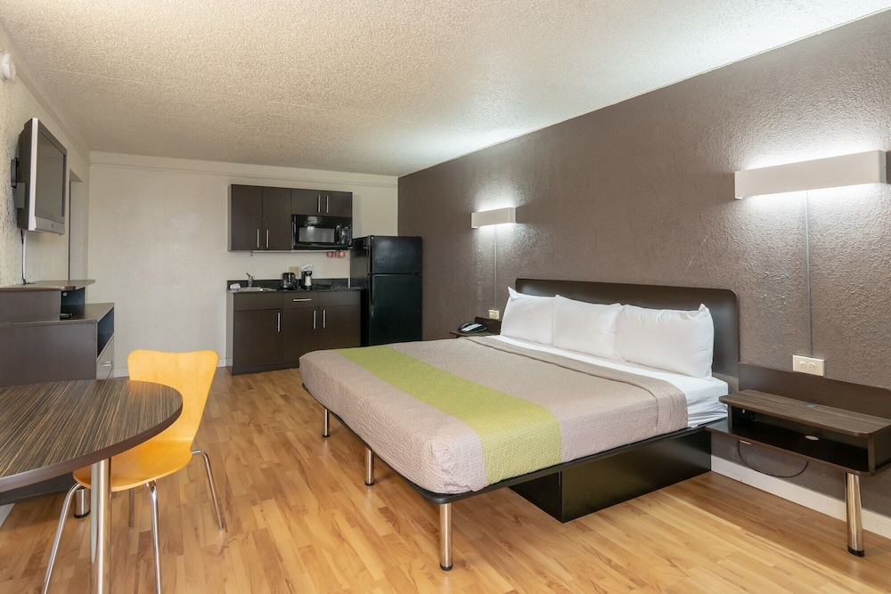 DELUXE, KING BED, KITCHENETTE