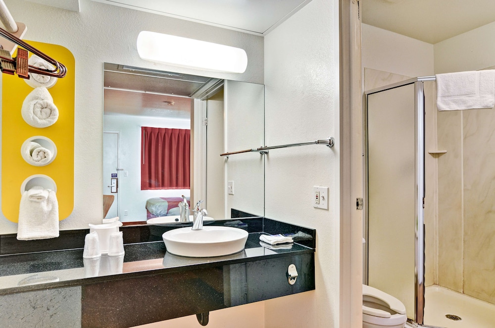 Motel6 Pittsburgh, PA - Crafton 50/50
