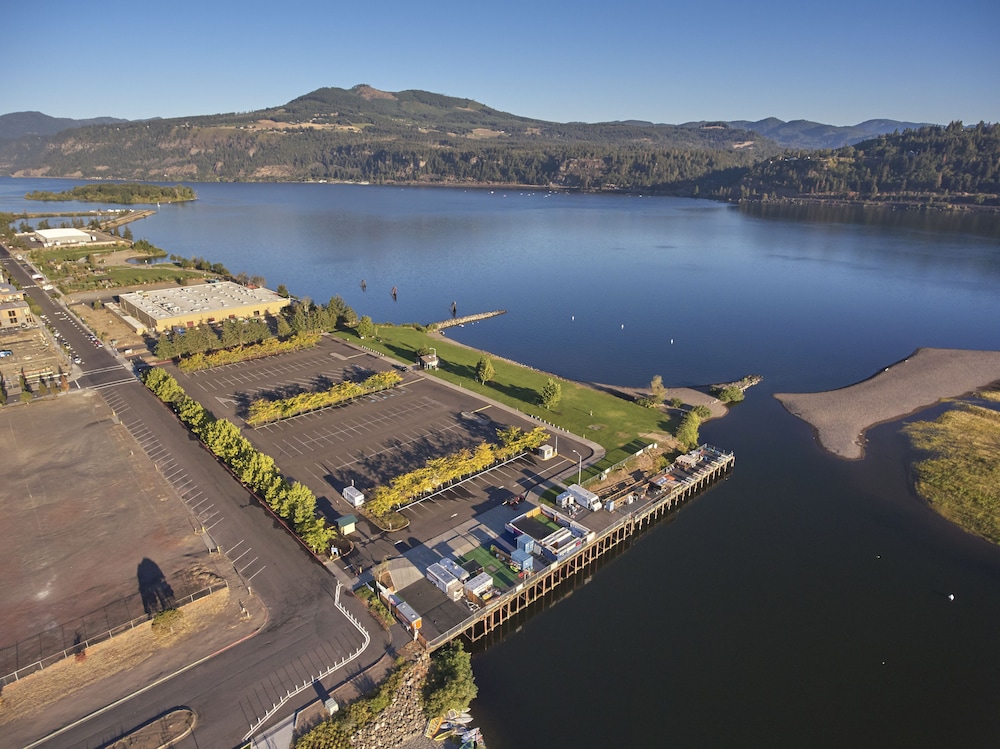 Hampton Inn and Suites Hood River 3/55