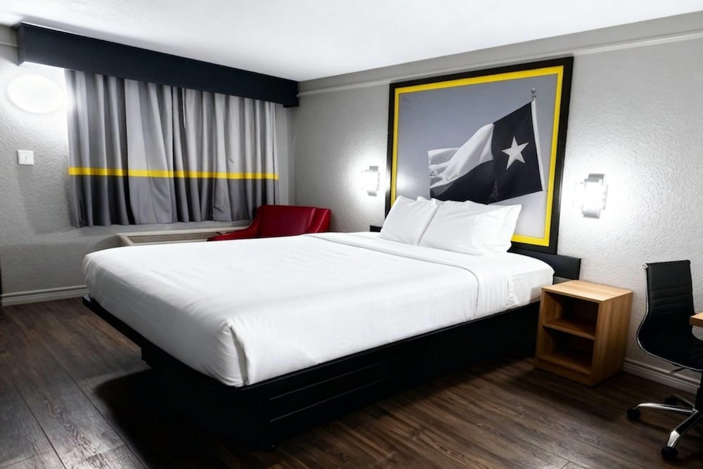 Super 8 by Wyndham Nacogdoches Near University 25/58
