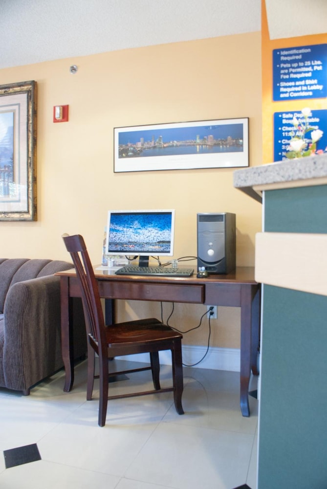 Hometown Inn Suites Jacksonville Butler Blvd Southpoint 24/39
