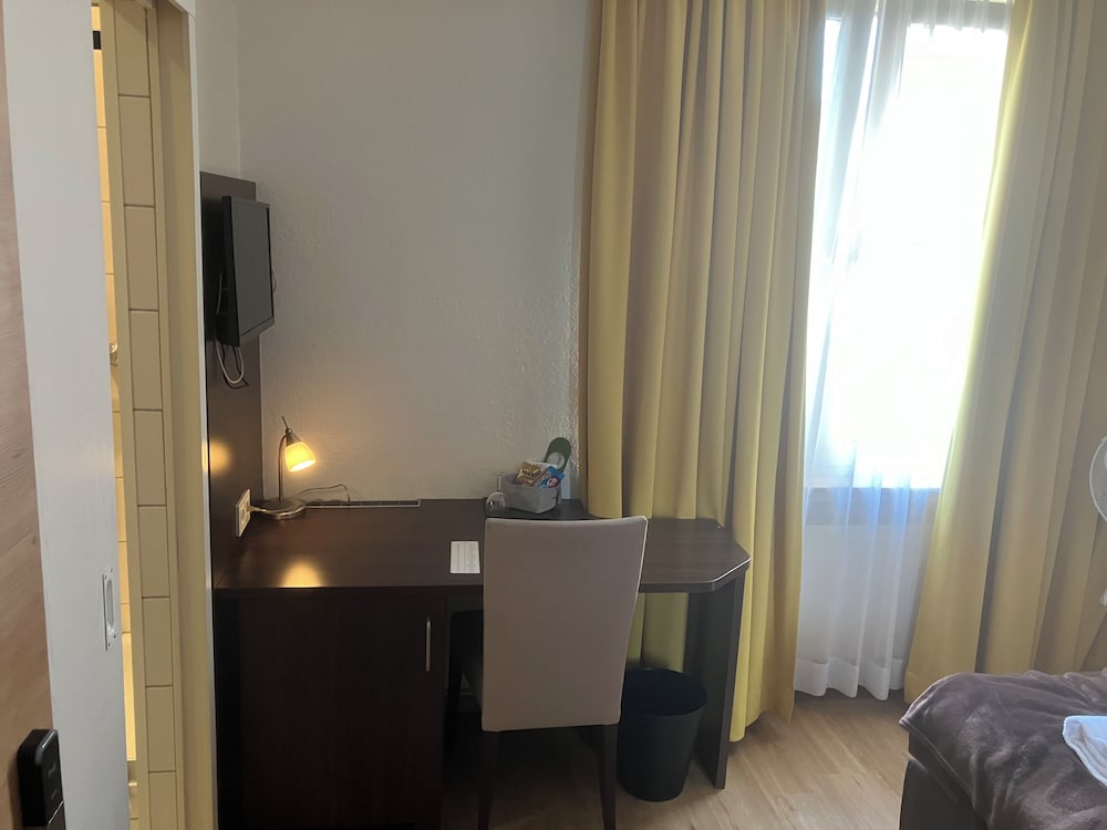 Hotel Mercedes 8/52