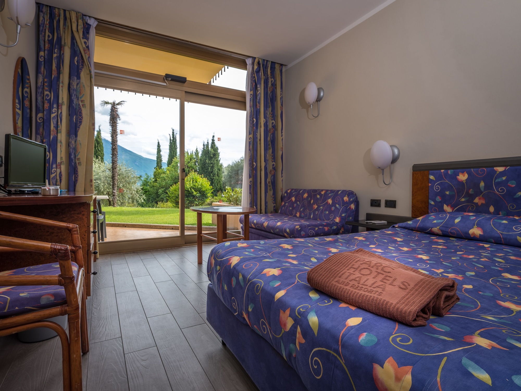SUPERIOR, DOUBLE OR TWIN BED