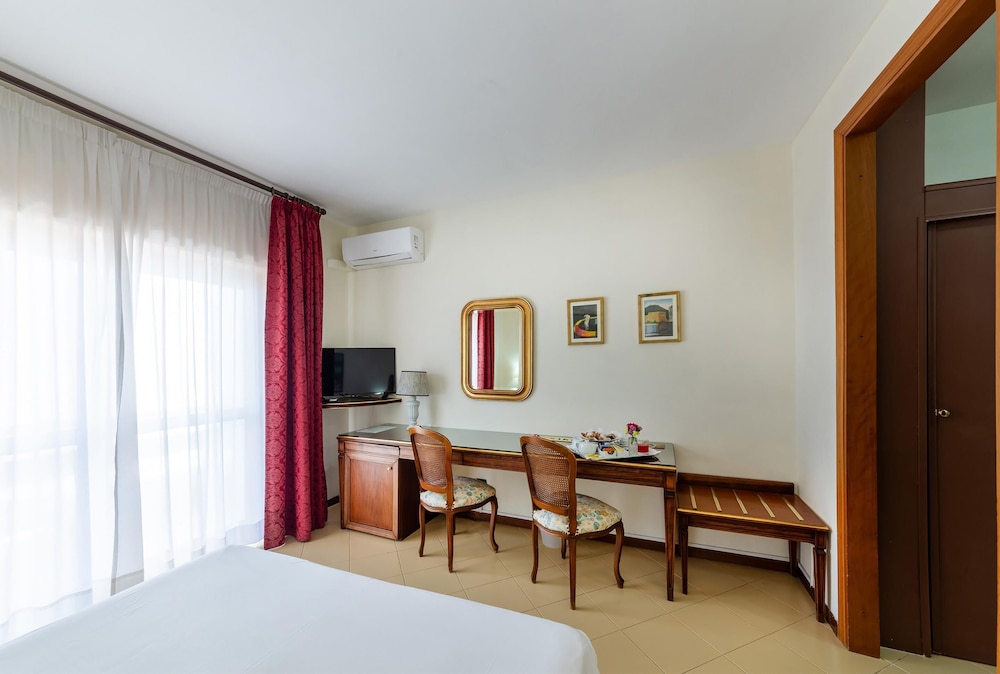 Classic, 1 Queen and 1 Single Bed, Convertible Double Bed
