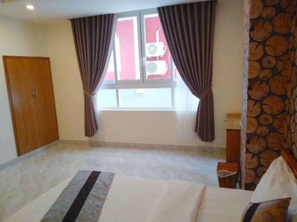Ngoc Hanh Beach Hotel 39/75