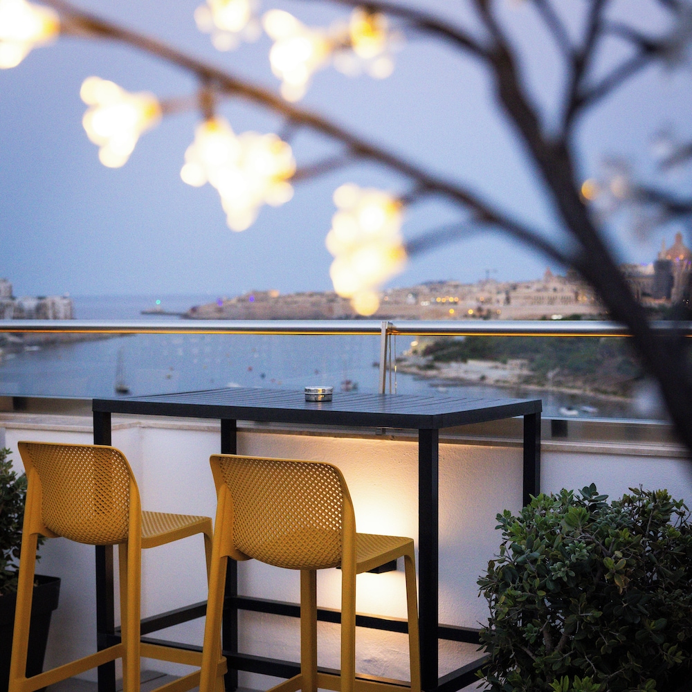 THE WATERFRONT HOTEL 3/68