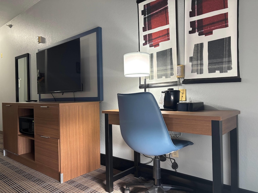 AmericInn by Wyndham Galesburg 54/59
