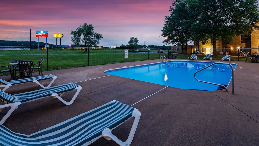 Baymont Inn and Suites by Wyndham Farmington, MO 37/62
