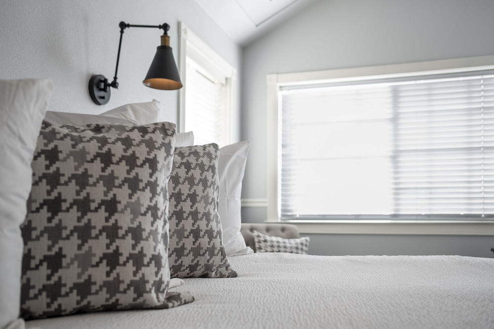 Hounds Tooth Inn 30/50