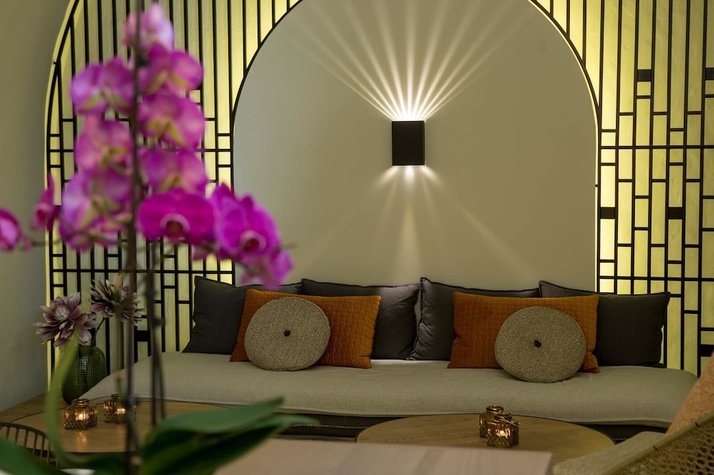 Contessa Boutique Hotel 54/65
