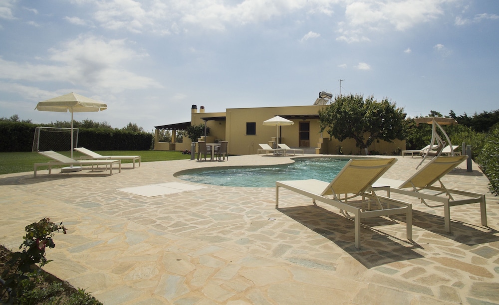 Naxos Cottage 42/50