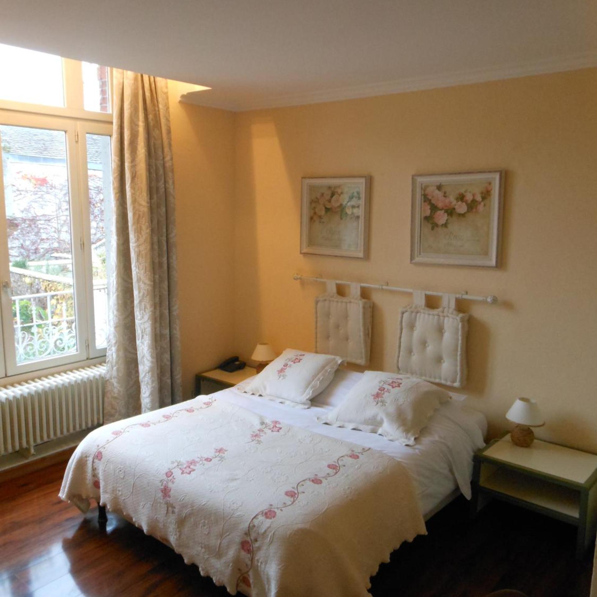 LOGIS HOTEL ECU DE FRANCE 18/45
