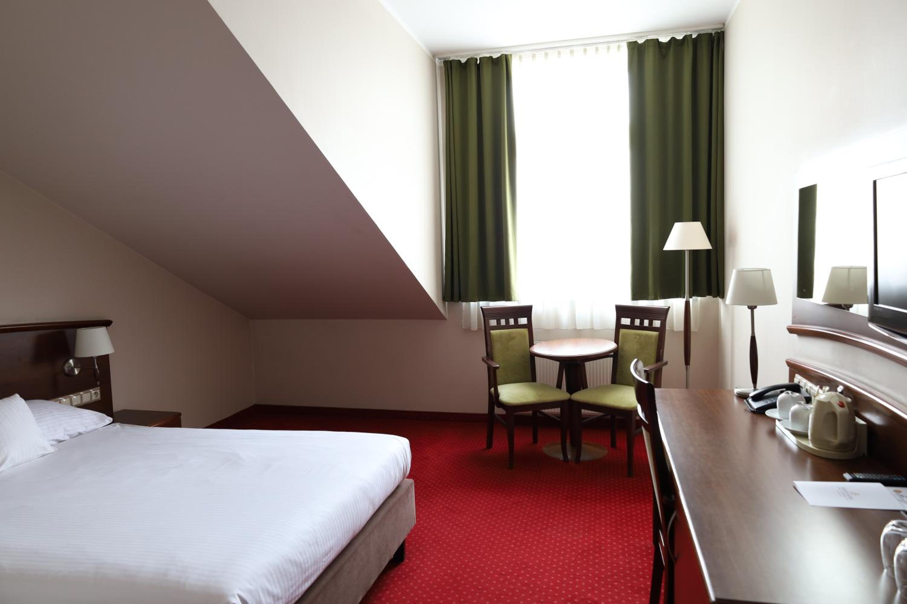 ROOM, DOUBLE BED
