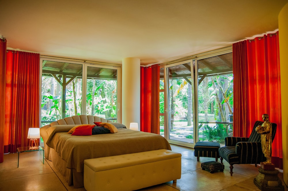 غرفة بسرير كوين بإطلالة على الحديقة، La Villa 10/10