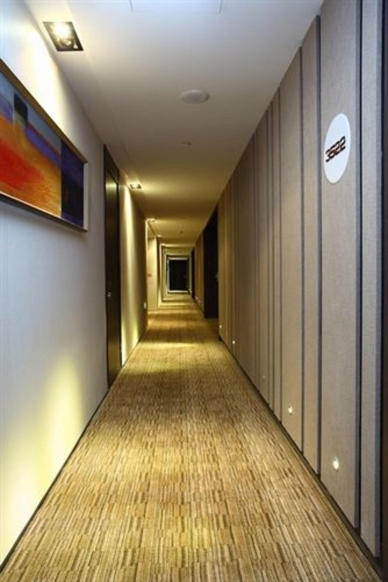Grand Madison Qingdao Harbour view Central 7/50