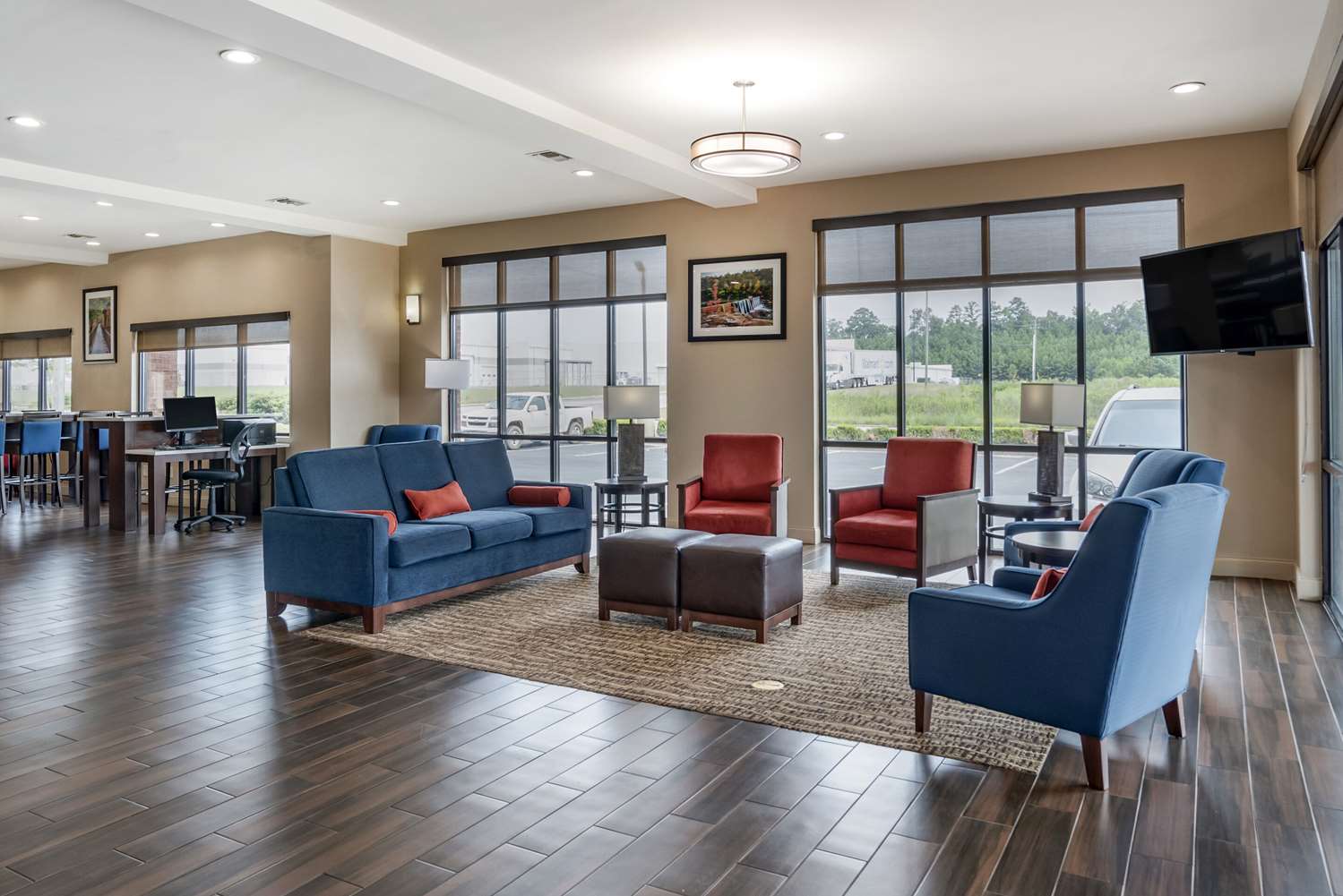 Comfort Suites Pell City near Logan Martin Lake 21/39