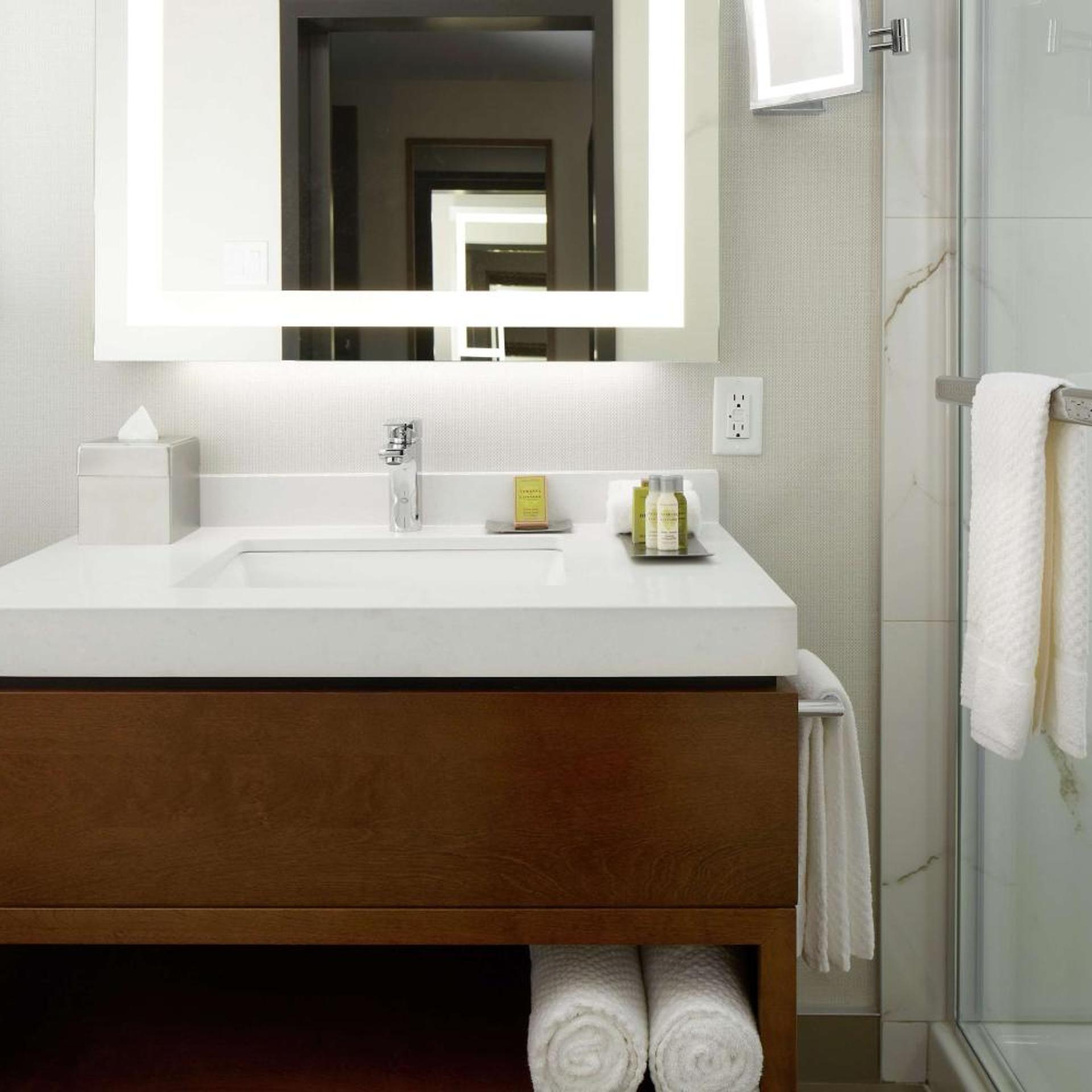 غرفة بسرير كينج وسرير كوين، Doubletree by Hilton Montreal Airport 2/3