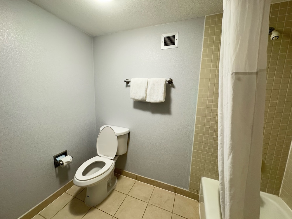 Super 8 by Wyndham Dallas Love Field Airport 58/60