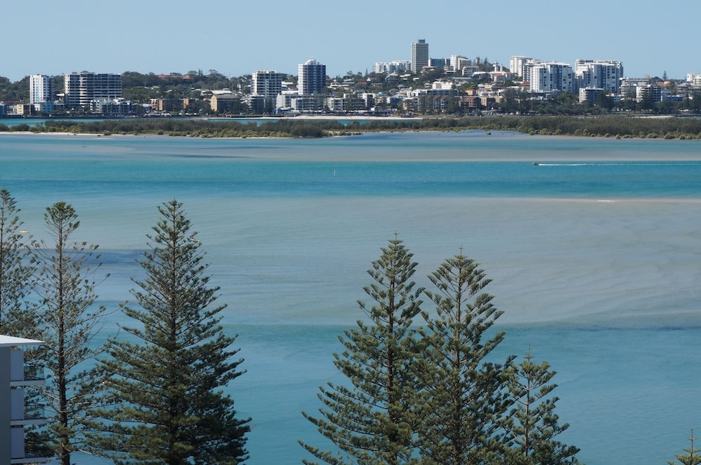 MOORINGS BEACH RESORT 62/77