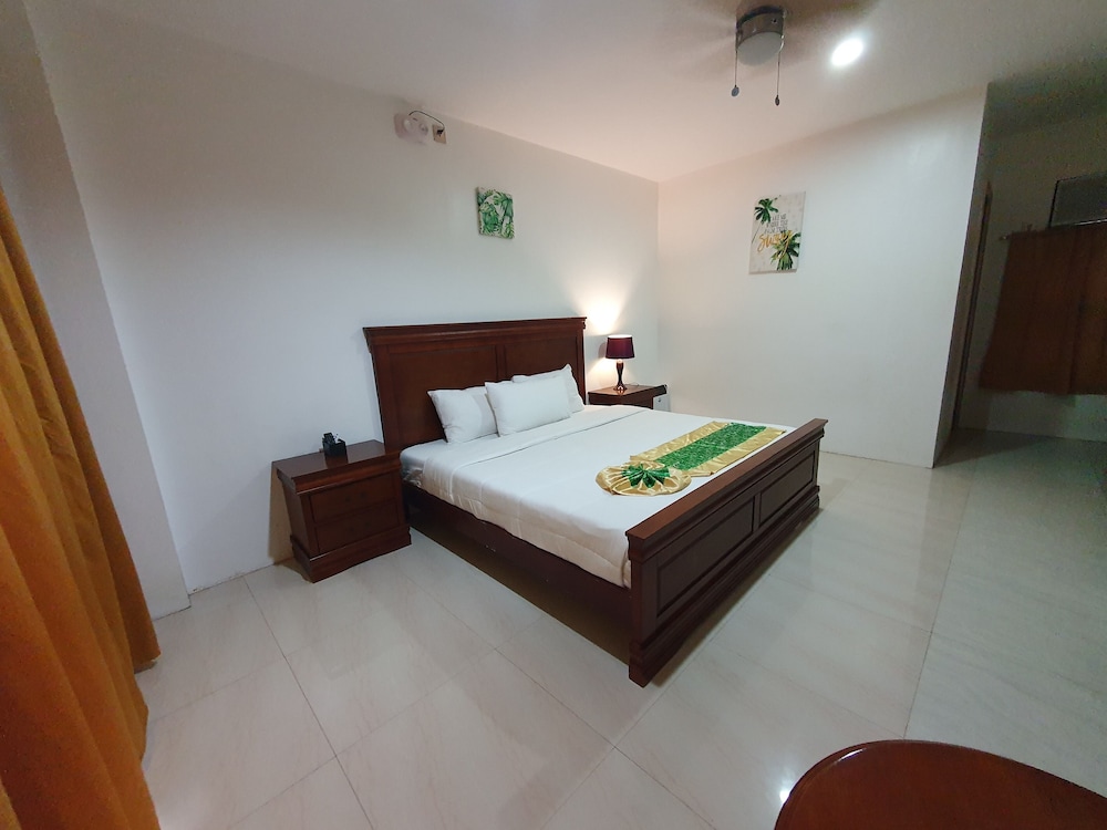 DELUXE, QUEEN BED, POOL SIDE
