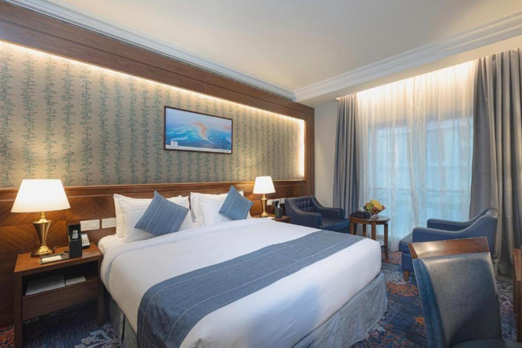 ROOM, KING BED