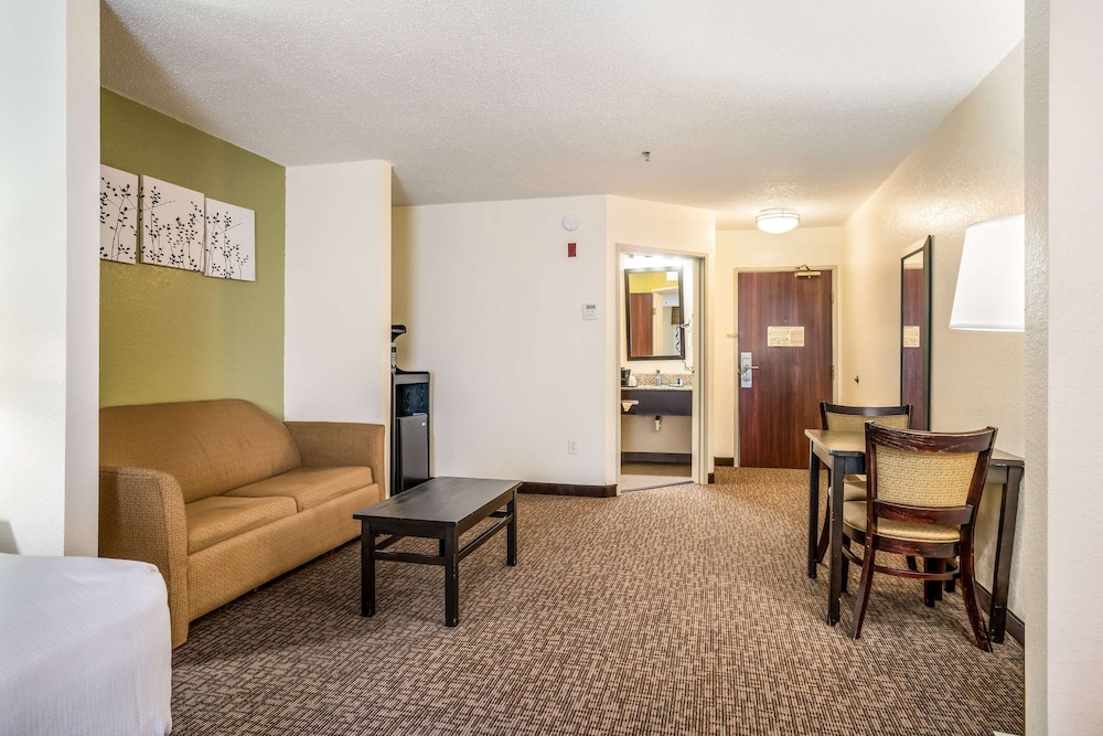 Sleep Inn & Suites Jacksonville Near Camp Lejeune 17/33
