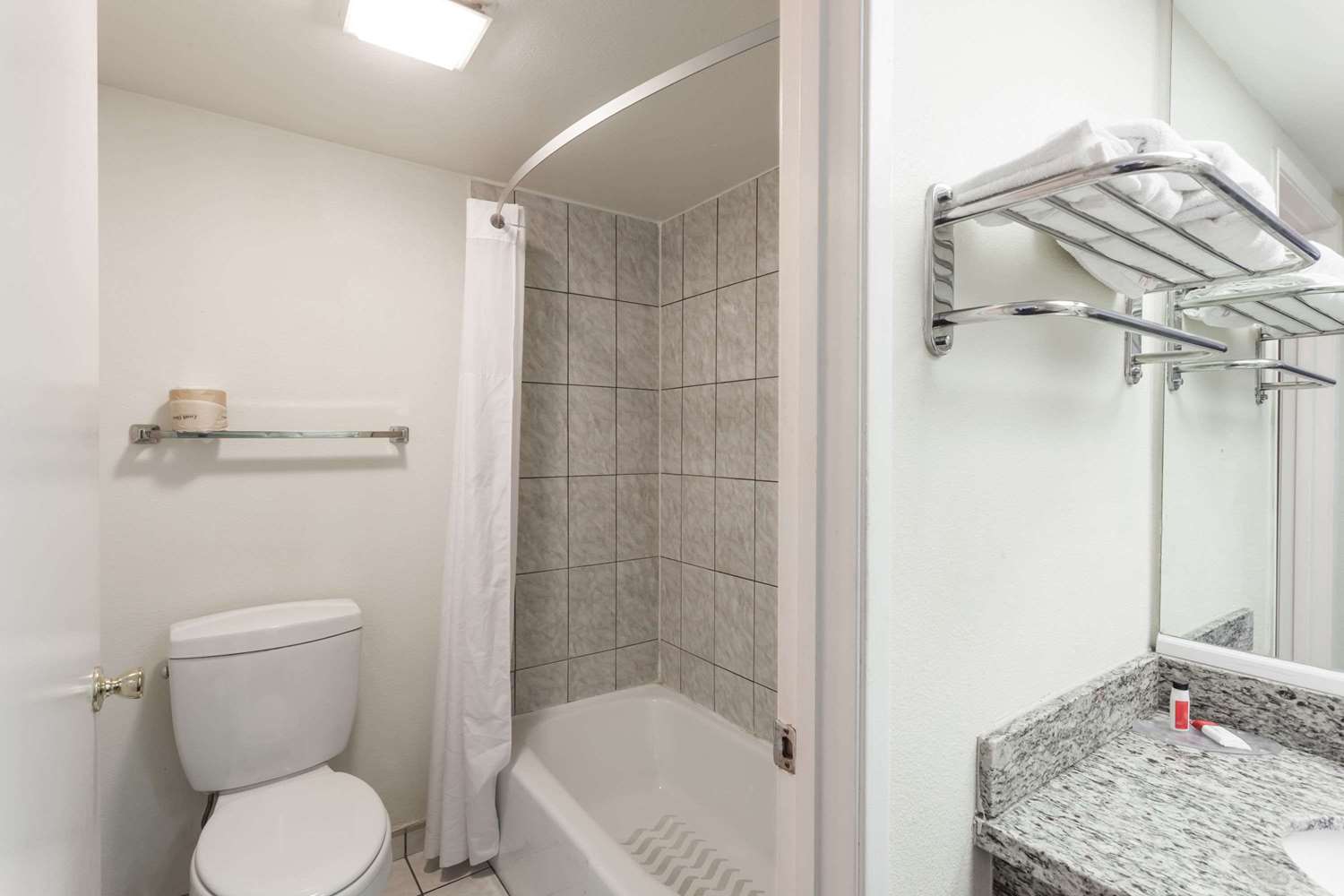 Howard Johnson by Wyndham Norco 20/20