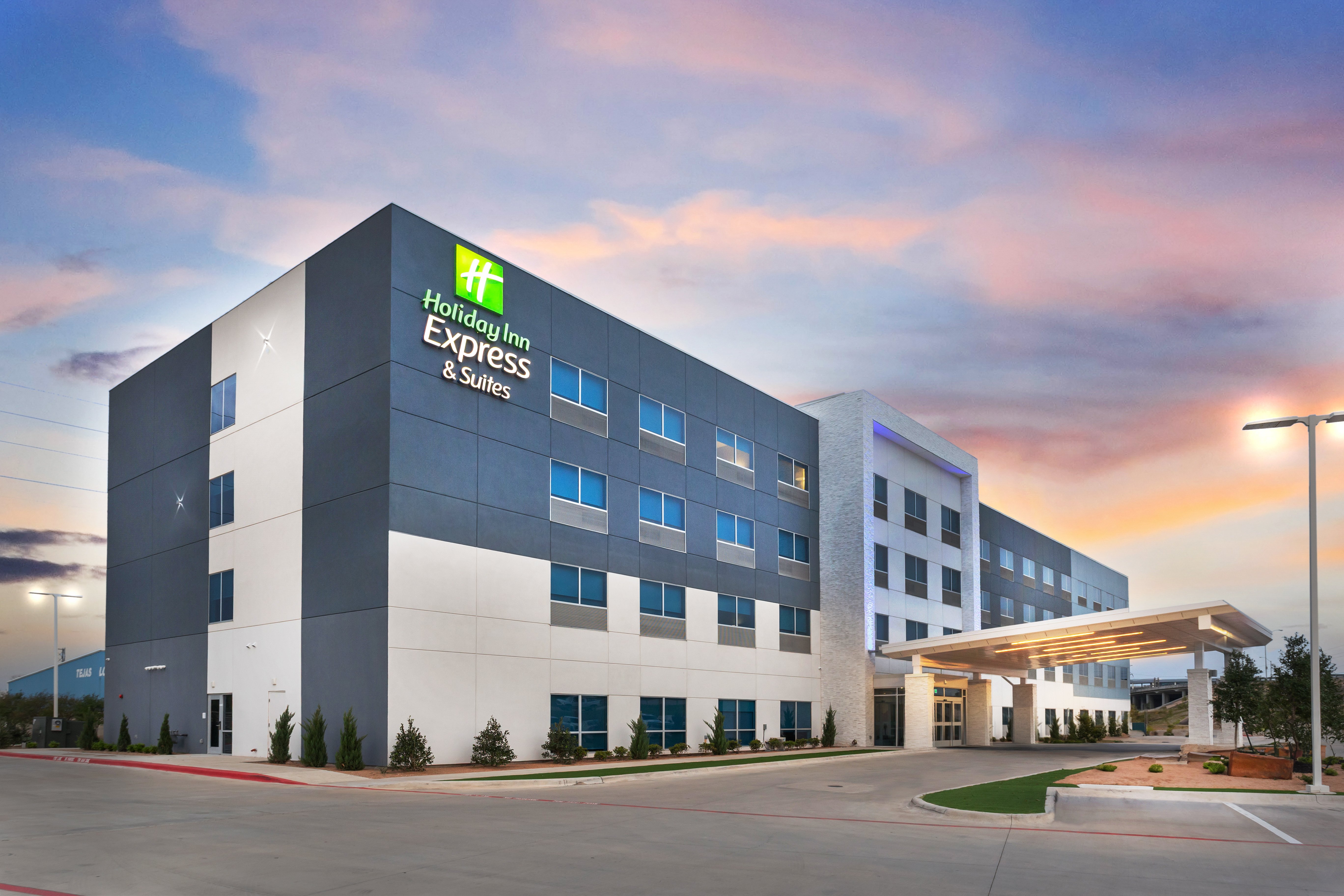 Holiday Inn Express and Suites Waco Downtown by IHG 1/40