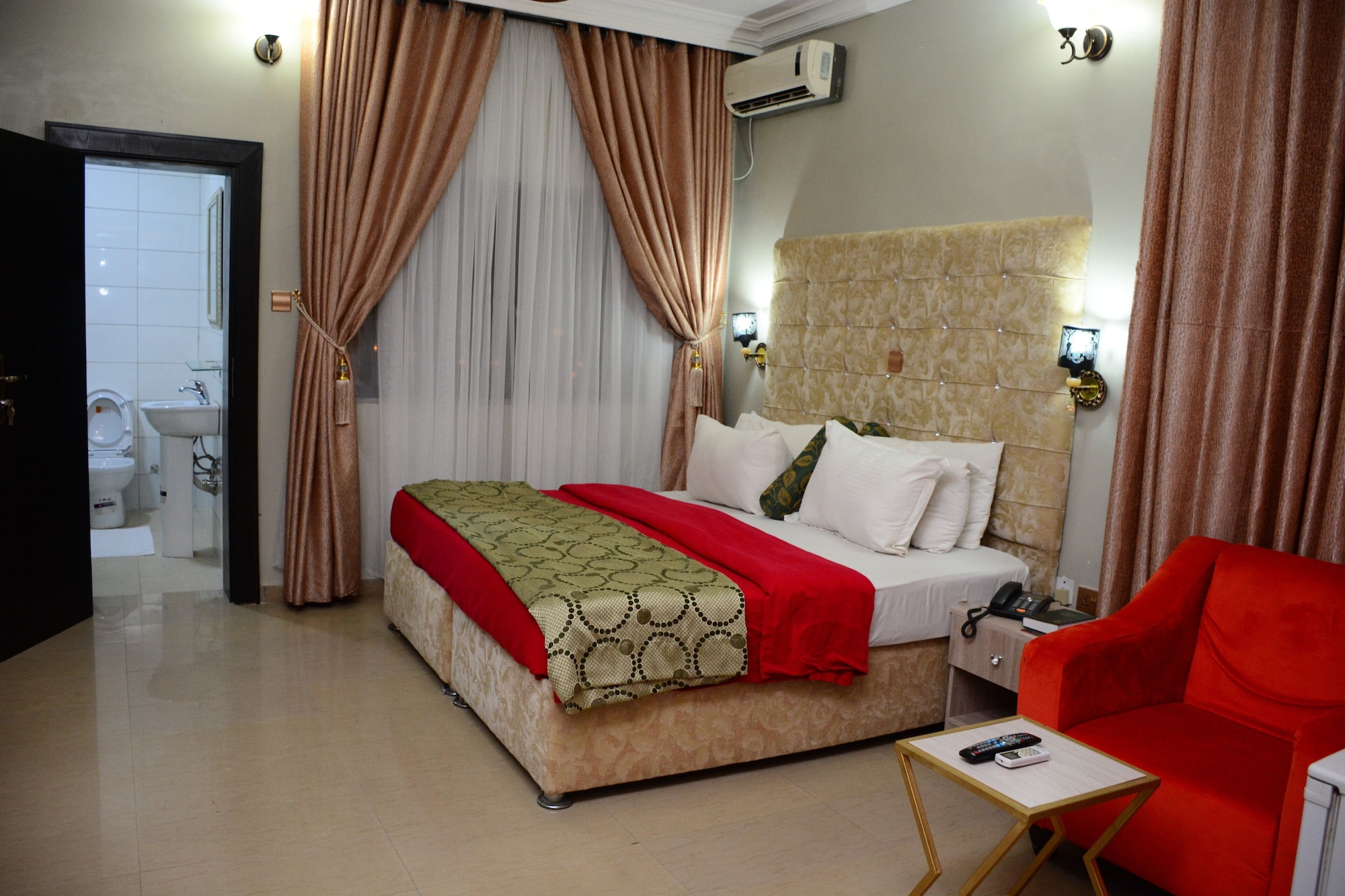 DELUXE, SUITE