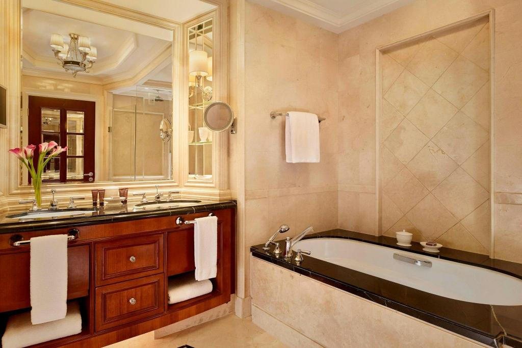 Grand, River, Guest Room, King Bed, Canton Tower View, River View, Corner