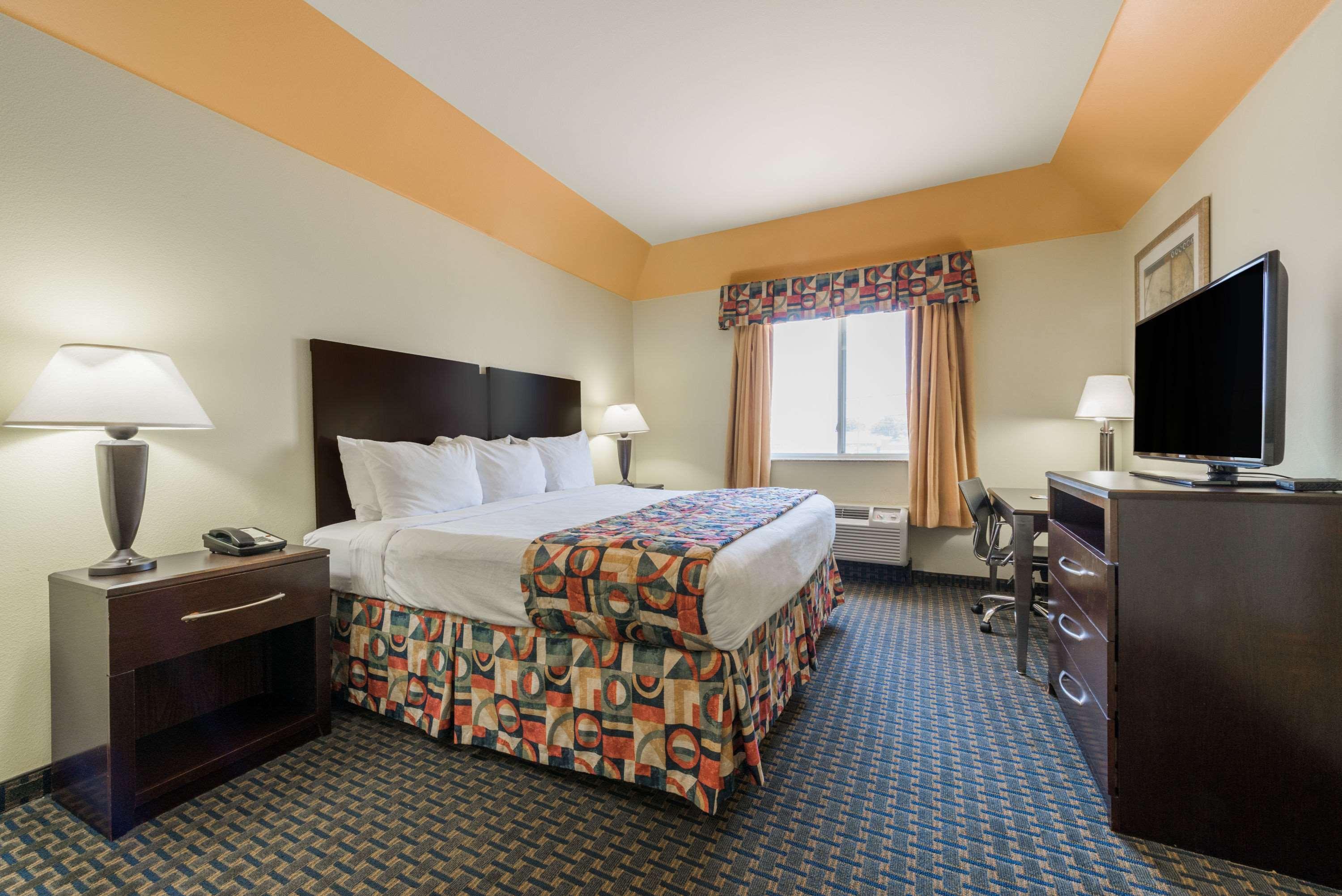 Efficiency, Queen Bed