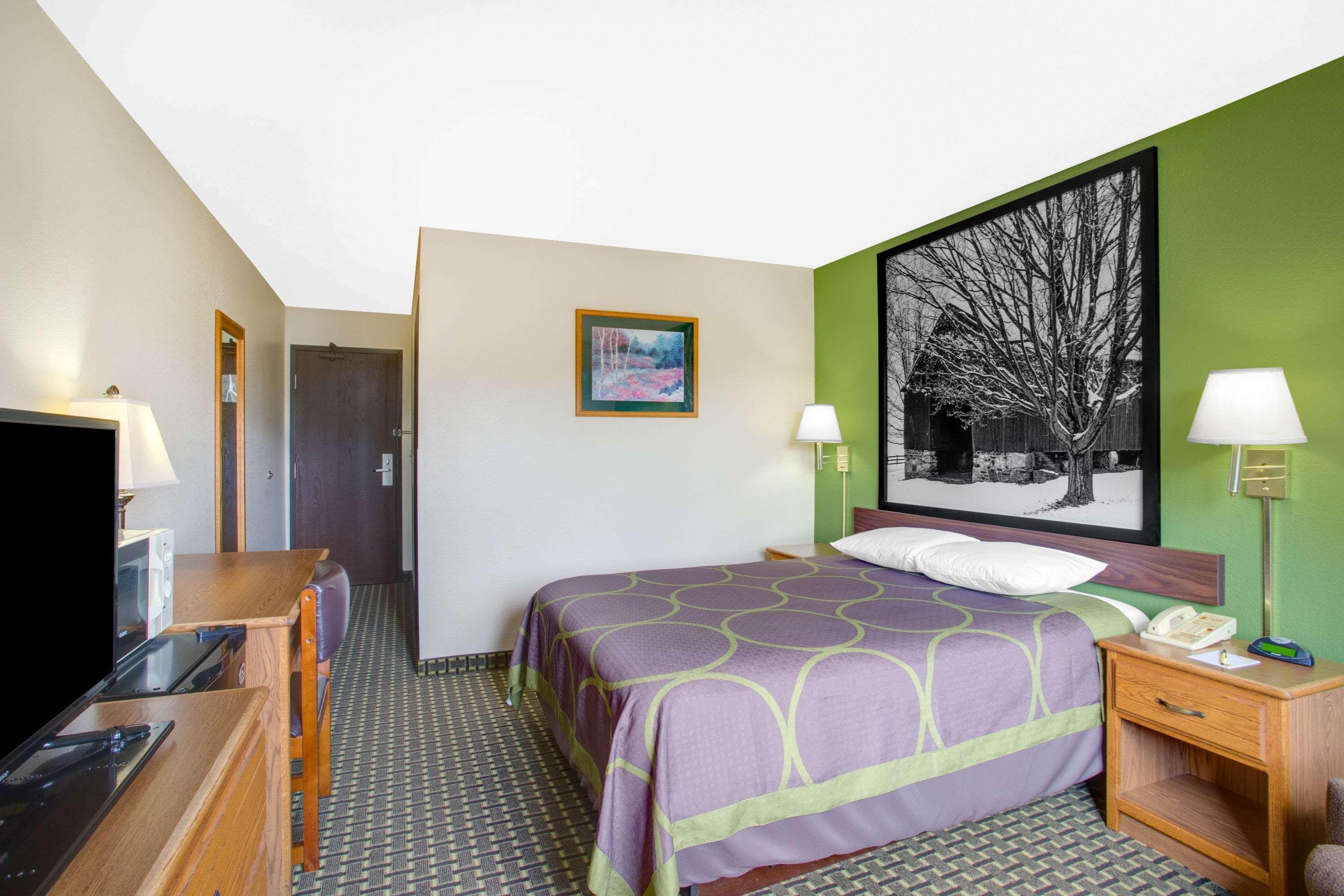 Super 8 by Wyndham Radford VA 17/26