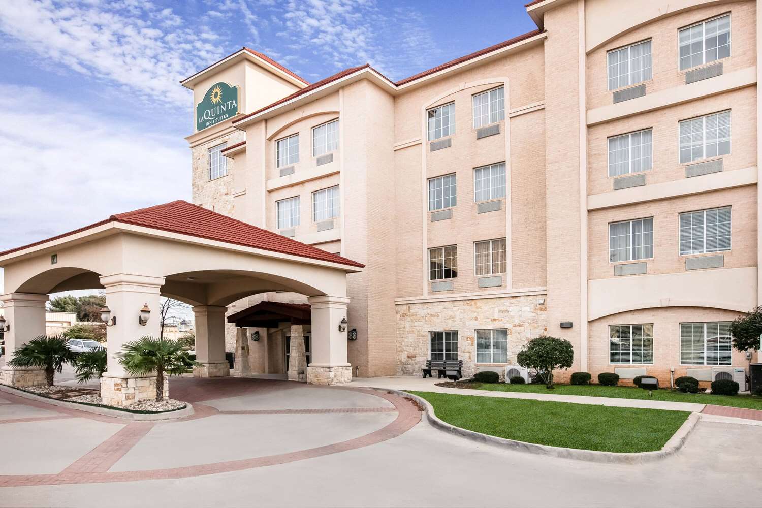 La Quinta Inn and Suites by Wyndham DFW Airport West - Euless 63/65