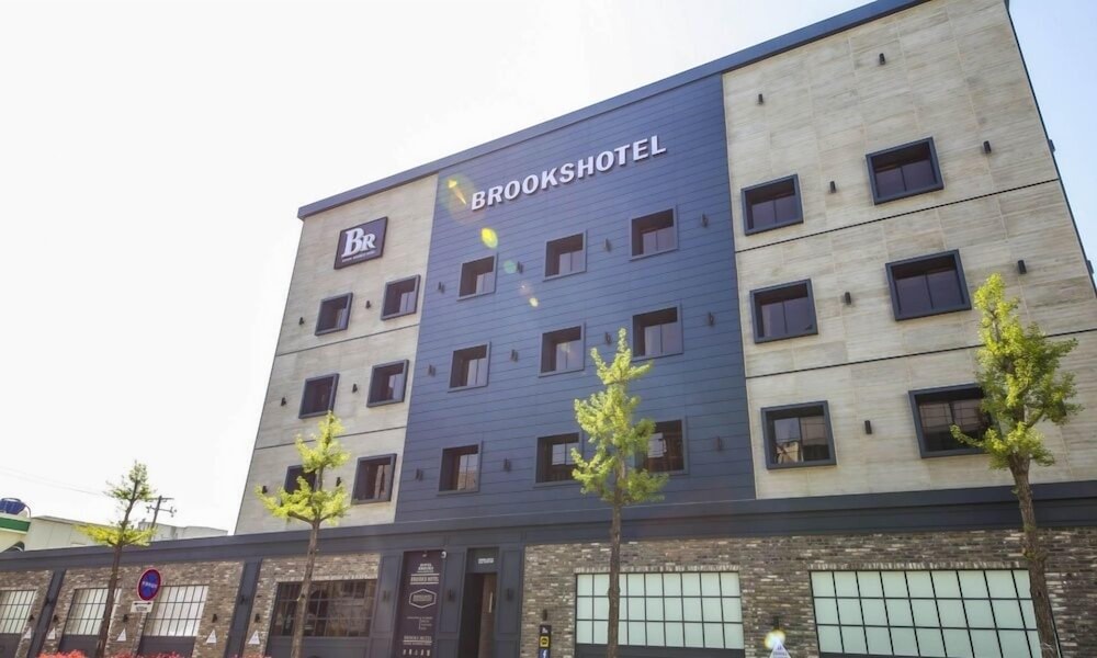 Brooks Hotel 6/50