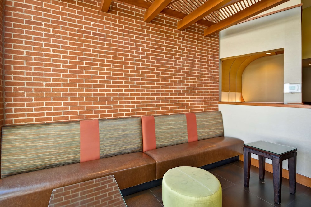 Hyatt Place Chicago/Naperville/Warrenville 48/68
