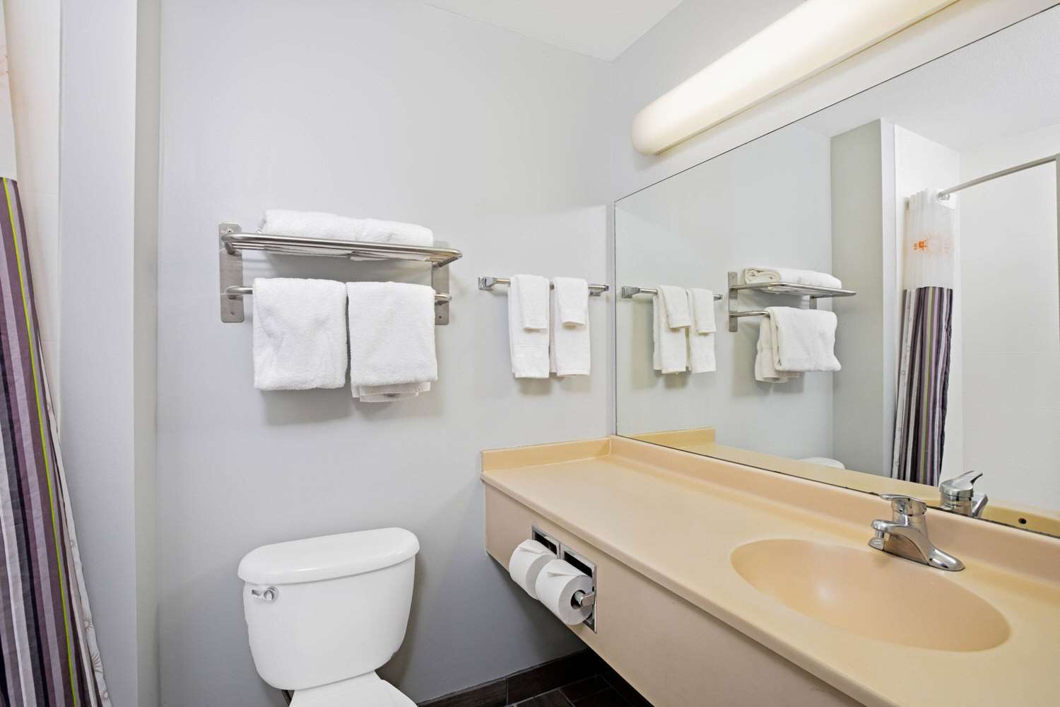 La Quinta Inn & Suites by Wyndham Omaha Airport Downtown 23/25