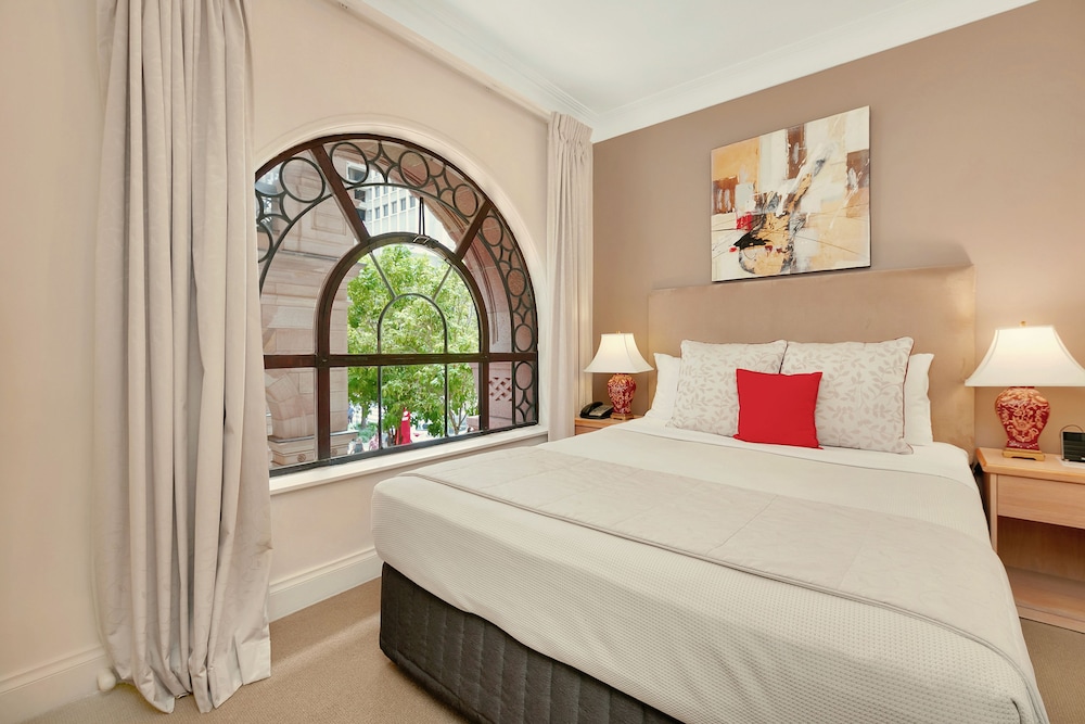 The Manor Apartment Hotel 10/56