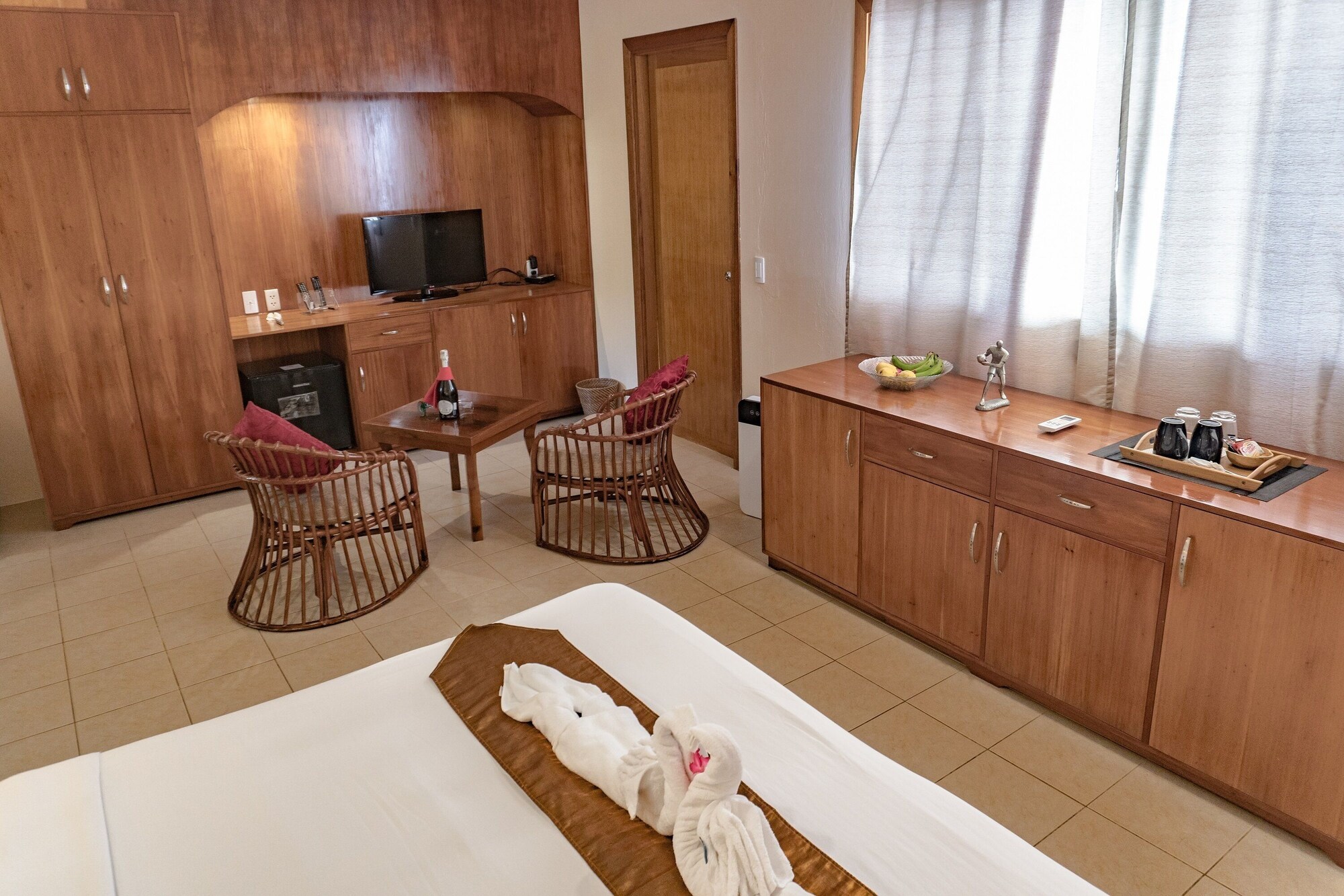 1 Bedroom, Premier, Suite, Queen Bed, Ocean Front، Quo Vadis Dive Resort 5/10
