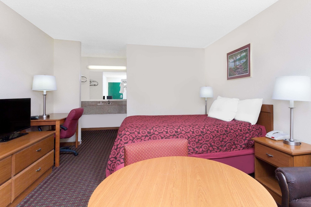Days Inn by Wyndham Columbia NE Fort Jackson 8/23